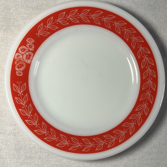 Vintage Pyrex Red Laurel Leaf 7” plates (Set of 4) - Picture 5 of 6